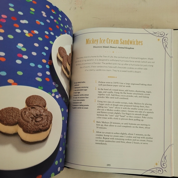 The Unofficial Disney Parks Cookbook - Picture 8 of 9